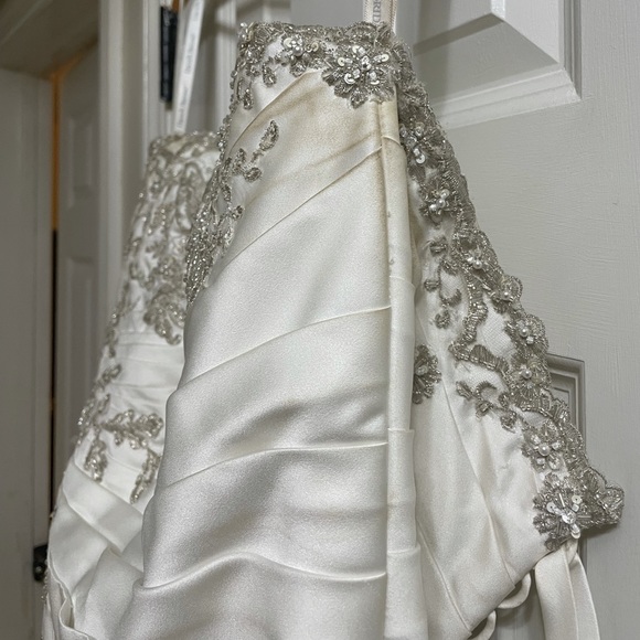 David’s Bridal size 14 wedding dress - Picture 2 of 11